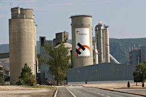 En række større aktionærer i den schweiziske cementkoncern Holcim skulle angiveligt være utilfredse med fusionsaftale.