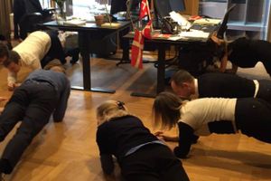 Ansatte og partnere i advokatfirmaet Gorrissen Federspiel laver planken - en del af sundhedsprojektet "Stronger together". Foto: Advokat Cecilie Sivertsen
