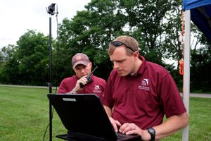 Tombo Jones, left, and Robert Briggs set up the ground-control station before testing a drone for its ability to fly long distances on May 30 at Virginia Tech. Foto: Photo by Norm Shafer for The Washington Post