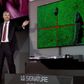 LGs amerikanske marketingchef David VanderWall præsenterer den ultratynde skærm på årets elektronikmesse i Las Vegas. Foto: Reuters
