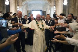 Pave Frans blev søndag mod taget af entusiastiske tilhængere i San Cristobal-domkirken i Havana i Cuba. Foto: L’Osservatore Romano/AP