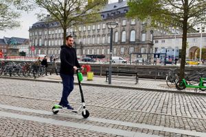 200 løbehjul med elmotor, som alle kan leje, bliver fredag sluppet fri i Københavns gader. Dermed er Danmark nu også med på en trend, som med milliarder af dollars i ryggen indtager by efter by.