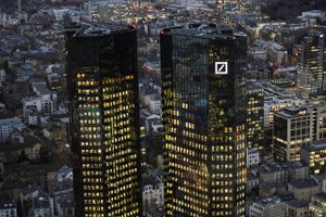 Deutsche Banks hovedkvarter i Frankfurt am Main signalerer magt, men på trods af gode konjunkturer har den skandaleplagede storbank de seneste tre år haft underskud. Foto: AP/Arne Dedert