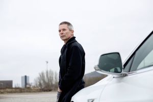 Biler bliver i stigende grad koblet til internettet, og det er som udgangspunkt godt nyt for bilejerne. Mens bekvemmeligheden øges, stiger risikoen dog også for hackerangreb og datamisbrug, påpeger sikkerhedsekspert.