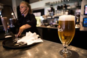 Rammer en recession danskernes forbrug hårdt, kan der bliver skænket færre fadøl på caféer og barer og færre specialøl mod de billigere alternativer. Arkivfoto: Tobias Nicolai