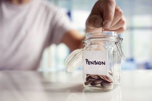 Danskerne lever længere og har derfor brug for flere penge til deres pension. Sidste år indførte Folketinget derfor et nyt skattefradrag, som du kan få gavn af, hvis du betaler ind til din pensionsopsparing inden nytår.