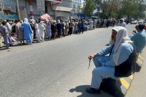Afghanere står i kø for at hæve penge i deres bank, efter at Taliban har overtaget magten i Kabul. Foto: Reuters