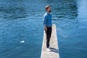Efter et særdeles usædvanligt forløb i ledelsen hos Andel er en af Danmarks mest fremtrædende erhvervsprofiler smidt på porten og må nu forlade sit livsværk.