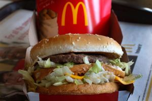Er en BigMac og andre burgere lige så store i virkeligheden som i reklamerne? Det mener en utilfreds kunde i USA ikke og truer med en retssag for vildledning og kræver 354 mio.kr. i erstatning for falsk markkedsføring. Foto: Gene J. Puskar/AP