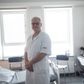 Det er ikke altid den rigtige løsning for en kritisk patient at komme på intensivafdelingen og i respirator, siger Lars Østergaard, ledende overlæge på infektionsafdelingen på Aarhus Universitetshospital. Lægerne har også etiske spørgsmål at tale om med patienterne, før behandlingen går så vidt. Foto: Christian Lykking