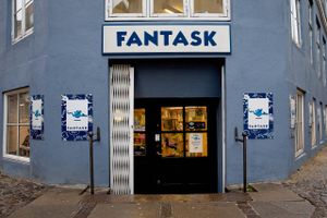 En momsgæld på mere end en halv million kroner har kastet den københavnske butik Fantask ud i problemer.