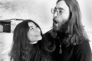John Lennon var en af frontmændene i rockgruppen The Beatles. Hans solbriller er nu solgt for millionbeløb.