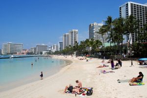 Fra november vil man på stranden i Honolulu og andre steder på Hawaii kunne høre sirenerne blive testet. Foto: Caleb Jones/AP