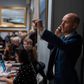 Bruun Rasmussen Kunstauktioner er en af de virksomheder, som fremover skal tjekke en del af kunderne endnu mere grundigt. Her er adm. direktør Jakob Dupont midt i en auktion. Foto: Matias Svold