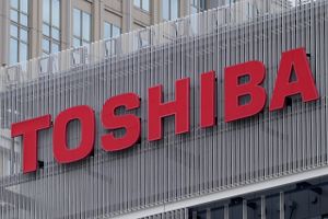 Efter 10 års krise er Toshiba en langsomt synkende skude. Nu har en af Japans største investorfonde kastet en livline ud. Men vanen tro er det alt andet end sikkert, at firmaet griber fat i redningskransen.