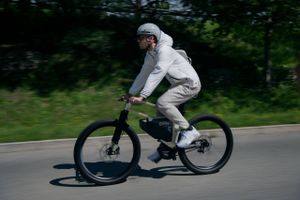 BMW's nye elcykel, BMW i Vision AMBY, der hvad hastighed angår er cykel og scooter i ét og dermed tænkt som erstatning for bil nr. 2. Den kan køre 180 km på en opladning, hvis cyklisten husker at træde i pedalerne. Foto: BMW