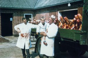 Knud Rask Nielsen, Peter Rask Nielsen og Peter Rask Nielsen - tre generationer af slagtere, der stod bag Aarhus Slagtehus. Billedet er fra omkring 1965. Nu er virksomheden blevet en del af konkursen i Skare-koncernen. Foto: Galten Lokalarkiv