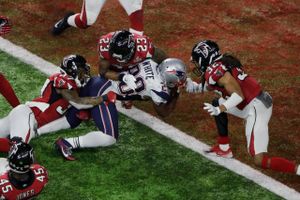 James White (i hvidt) scorer det afgørende touchdown for New England Patriots i Super Bowl-sejren over Atlanta Falcons. Foto: Charlie Riedel/AP