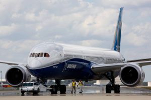 Hvis Boeing eksporterer et 787-9 trafikfly til en katalogpris på 1,6 mia. kr. et land i EU, mens EU-landene eksporterer for 1,6 mia. kr. landbrugsvarer til USA, er der da tale om ”fair” handel? Foto: AP/Mic Smith