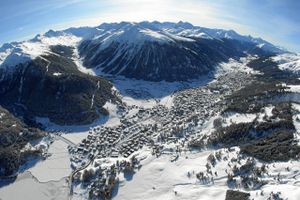 Højt i De Schweiziske Alper ligger Davos, der hvert år i januar for en uge bliver verdens centrum, når World Economic Forum samler 2.500 deltagere til årsmøde.