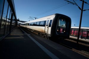 Alle DSB's tog holdt flere timer lørdag stille på Sjælland. Det voldte problemer for togtrafikken nationalt.