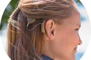 Demant har offentliggjort sit årsregnskab for 2021. Her en kunde med et Cochlear høreapparat.