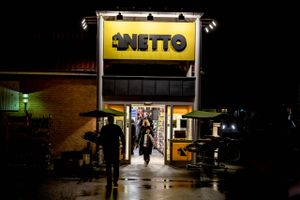 Dagligvarekoncernen med Netto, Føtex og Bilka forudser, at indtjeningen dykker i år - efter at 2021 ellers gav stort plus. Det som konsekvens af Ukraine-krigen med høje priser på fødevarer og energi, som får forbrugerne til at ændre adfærd igen.
