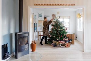 Michelle Faber Jakobsen fra Hedensted elsker jul, og det afspejler sig i hendes hjem allerede fra november. For hende hænger julen sammen med en lang række hyggelige familietraditioner.