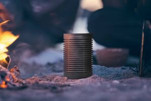 Beosound Explore er skabt til at udstå alt det danske sommervejr har at byde os. En særdeles velkonstrueret udendørshøjttaler, som dog ikke leverer underværker på lydkvaliteten.