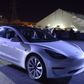 Der var fest, da Tesla den 28. juli kunne aflevere de første 30 Model 3, i første omgang til ansatte hos Tesla, da bilen endnu ikke er sat i serieproduktion og kan have små fejl. Foto: Andrej Sokolow/picture-alliance/dpa/AP Images