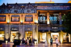 Det store spanske tøjfirma Inditex, der står bag kæden Zara, kom ud af de første ni måneder af regnskabsåret 2014/15 med et sæt tal, der var meget tæt på markedets forventninger.