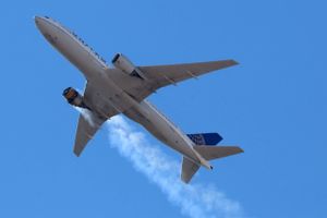 Melding om motorproblemer med Boeing 777 kommer kort efter, at tilsvarende fly tabte motor over USA.