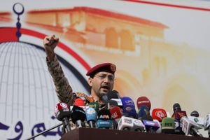 Den yemenitiske Houthi-bevægelse har kastet verdenshandlen ud på dybt vand med gentagne missilangreb. Nu udvider bevægelsen sit geografiske område. Det udgør en reel trussel, lyder vurderingen.