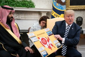 President Donald Trump displays posters as he talks with Saudi Crown Prince Mohammad bin Salman during a meeting in the Oval Office at the White House on March 20, 2018 in Washington, DC. Foto: Jabin Botsford/The Washington Post