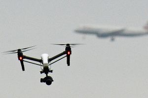Et passagerfly i Canada slap med skrækken efter kollision med drone. Herhjemme har piloter advaret om farlige hændelser.