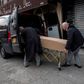 New York, der er en af de hårdest ramte stater i USA, rapporterede søndag om et fald i det daglige antal døde for første gang i en uge. Her faldt dødsfaldene fra 630 til 594. Samlet er flere end 4.100 døde i New York. Foto: Jeenah Moon/Reuters