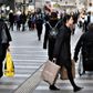 Butikker tager nye metoder i brug for at komme problem med brugte returvarer til livs. Her ses tilfældige borgere på Strøget i Aarhus.