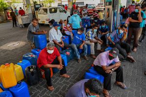 I en særlig tale til nationen bekendtgjorde Sri Lankas præsident, Gotabaya Rajakpaksa, at landets økonomiske krise nu var blevet så total, at han efter mere end to års modstand, ville påbegynde forhandlinger med IMF om et omfattende økonomisk redningsprogram. 