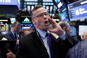 Køb! Sælg! En aktiehandler på Wall Street er i fuld gang - men over en tredjedel af alle handler foregår nu via algoritmer. Foto: AP Photo/Richard Drew