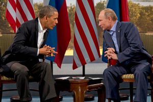 Tøvende præsident Obama godkender kongresbeslutning om at skærpe sanktionerne mod Rusland. Ifølge udenrigsminister Kerry kan de hurtigt fjernes igen, hvis Rusland retter ind.