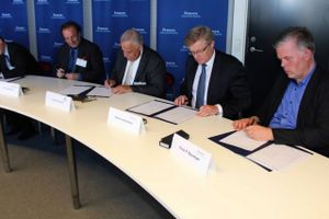 Femern A/S har skrevet under på anlægskontrakterne, der skal bane vej for byggeriet af Femern-forbindelsen mellem Danmark og Tyskland.