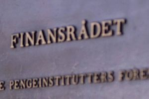 Kritikere langer ud efter bankernes gebyrpolitik. Bankerne melder hus forbi. Det handler bare om at tjene penge i en tid med rekordlave renter, lyder forklaringen.