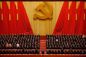 Kinas præsident, Xi Jingping, står mellem to grupper af det kommunistiske partis elite under afslutningsceremonien på partikongressen den 24. oktober. Foto: AP Photo/Andy Wong
