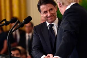 Analyse: De trykkede hånd og iscenesatte sig selv som politiske outsidere. Mødet mellem Trump og Italiens premierminister blev opførslen i endnu et akt i dramaet om en ny verdensorden.