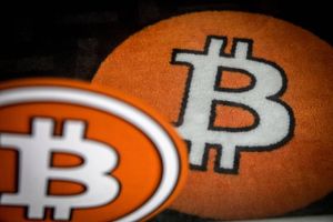 A bitcoin logo on the carpet of a bitcoin automated teller machine (ATM) kiosk in Barcelona, Spain, on Feb. 23, 2021. Foto: Bloomberg photo by Angel Garcia.