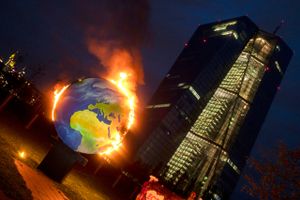 Jorden brænder ikke under Den Europæiske Centralbank (ECB), men miljøorganisationen "KoalaKollektiv" demonstrerer foran centralbankens hovedkvarter i Frankfurt am Main i protest mod, at ECB endnu ikke har formuleret en klimapolitik. Foto: AP/Michael Probst