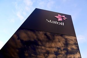 Norske Statoil gik markant tilbage i årets første kvartal, hvor de lave priser på olie og gas materialiserede sig i det justerede driftsresultat. Resultatet overgår dog analytikernes forventninger. Omstillingen er i gang, understreger CEO Eldar Sætre.