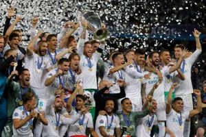 Real Madrid har forvist den engelske storklub Manchester United fra førstepladsen på listen over fodboldklubber med de største indtægter.