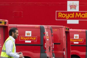 Det britiske postselskab Royal Mail er presset i torsdagens aktiehandel, efter at den britiske regering har holdt storudsalg af sin ejerandel i selskabet.