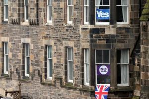 Skotterne har stemt nej til løsrivelse fra Storbritannien, men valgbannere med ”Yes” og ”No” hang fredag stadig i vinduerne i befolkningens lejligheder – her i Edinburgh. Foto: Scott Heppell/AP